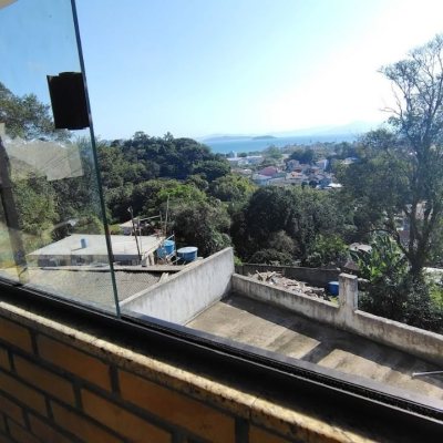 Casa Residencial com 140m², 3 quartos (sendo 1 suíte), 2 garagens, no bairro Ponta Das Canas em Florianópolis