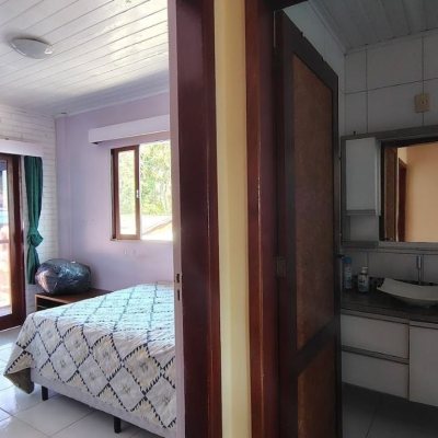 Casa Residencial com 140m², 3 quartos (sendo 1 suíte), 2 garagens, no bairro Ponta Das Canas em Florianópolis
