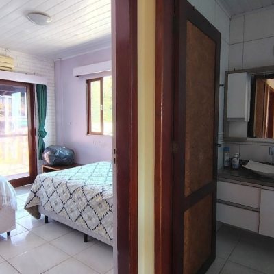 Casa Residencial com 140m², 3 quartos (sendo 1 suíte), 2 garagens, no bairro Ponta Das Canas em Florianópolis