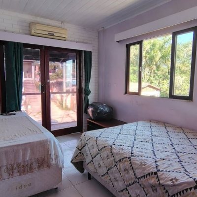 Casa Residencial com 140m², 3 quartos (sendo 1 suíte), 2 garagens, no bairro Ponta Das Canas em Florianópolis