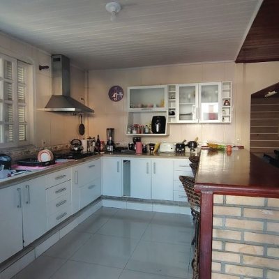 Casa Residencial com 140m², 3 quartos (sendo 1 suíte), 2 garagens, no bairro Ponta Das Canas em Florianópolis