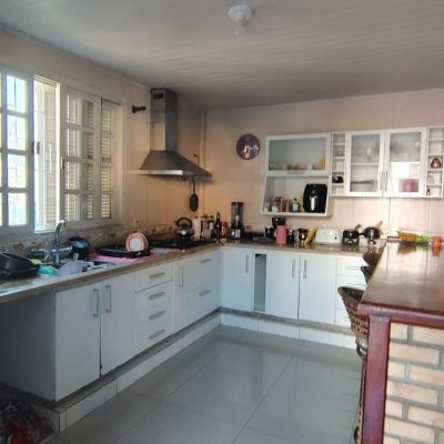 Casa Residencial com 140m², 3 quartos (sendo 1 suíte), 2 garagens, no bairro Ponta Das Canas em Florianópolis