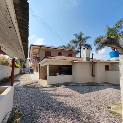 Casa Residencial com 240m², 7 quartos, 4 garagens, no bairro Canasvieiras em Florianópolis