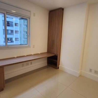 Apartamentos com 169m², 4 quartos, 4 suítes, 2 garagens, no bairro Centro em Florianópolis