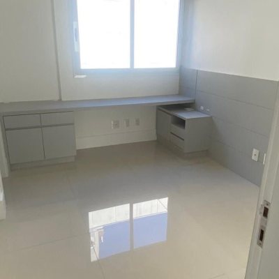 Apartamentos com 169m², 4 quartos, 4 suítes, 2 garagens, no bairro Centro em Florianópolis
