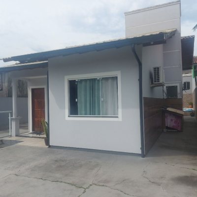 Casa Residencial com 80m², 3 quartos, 1 suíte, 2 garagens, no bairro Serraria em São José