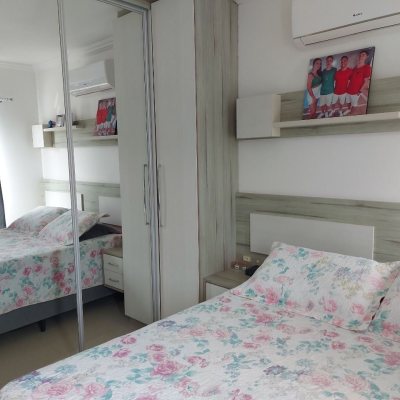 Casa Residencial com 80m², 3 quartos, 1 suíte, 2 garagens, no bairro Serraria em São José