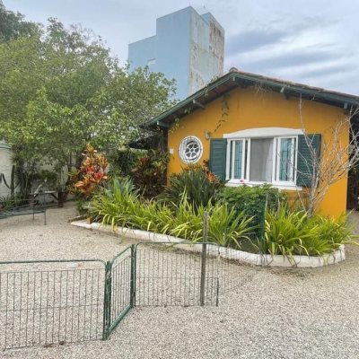 Chalé com 54m², 1 quarto, 1 garagem, no bairro Cachoeira Do Bom Jesus em Florianópolis
