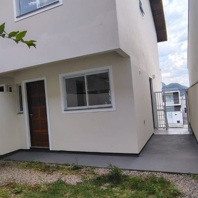 Casa Residencial com 81m², 2 quartos, 2 garagens, no bairro Bela Vista em Palhoça