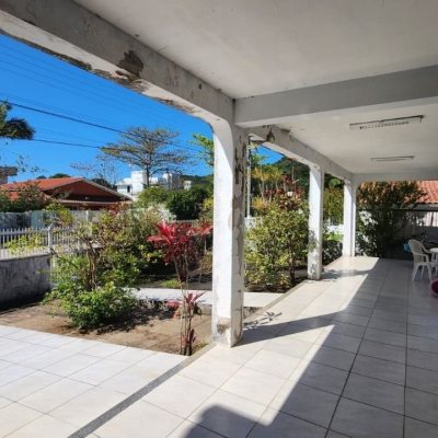 Terreno Comercial/Residencial com 720m², no bairro Daniela em Florianópolis