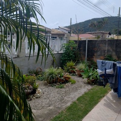 Casa Residencial com 212m², 4 quartos, 1 suíte, 2 garagens, no bairro Vargem Grande em Florianópolis