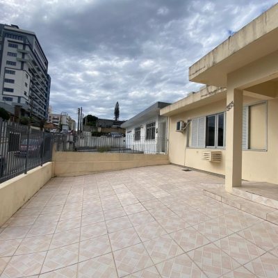 Casa Residencial com 110m², 3 quartos, 1 suíte, 4 garagens, no bairro Capoeiras em Florianópolis