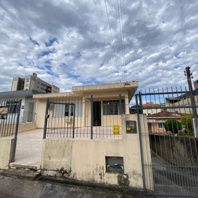 Casa Residencial com 110m², 3 quartos, 1 suíte, 4 garagens, no bairro Capoeiras em Florianópolis