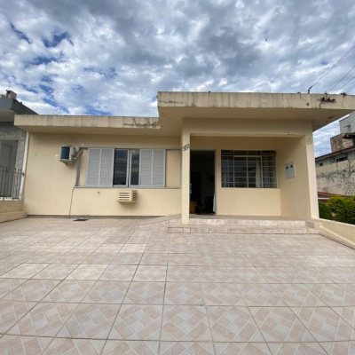 Casa Residencial com 110m², 3 quartos, 1 suíte, 4 garagens, no bairro Capoeiras em Florianópolis