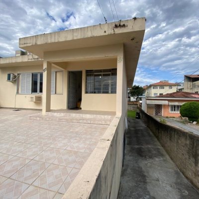 Casa Residencial com 110m², 3 quartos, 1 suíte, 4 garagens, no bairro Capoeiras em Florianópolis