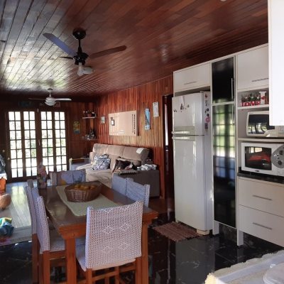 Sitio com 100m², 3 quartos, 1 suíte, 2 garagens, no bairro Vargem Pequena em Florianópolis