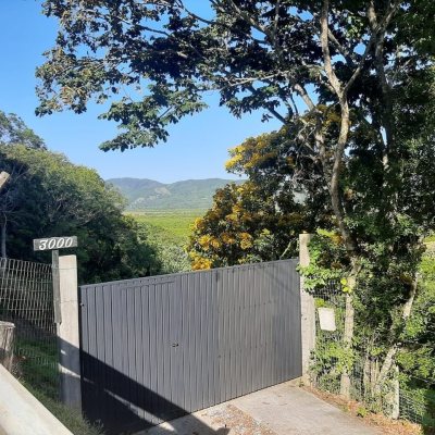 Sitio com 100m², 3 quartos, 1 suíte, 2 garagens, no bairro Vargem Pequena em Florianópolis
