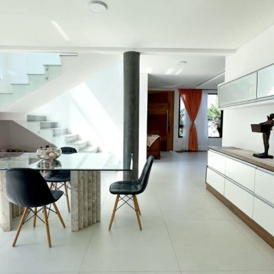 Casa em Condomínio com 288m², 4 quartos, 4 suítes, 4 garagens, no bairro Cachoeira Do Bom Jesus em Florianópolis