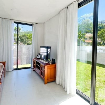 Casa em Condomínio com 288m², 4 quartos, 4 suítes, 4 garagens, no bairro Cachoeira Do Bom Jesus em Florianópolis