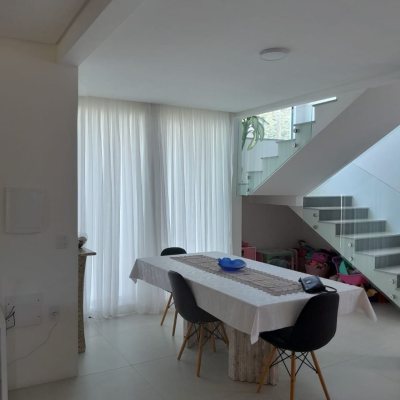 Casa em Condomínio com 288m², 4 quartos, 4 suítes, 4 garagens, no bairro Cachoeira Do Bom Jesus em Florianópolis