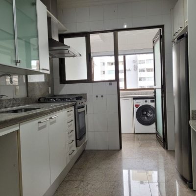Apartamentos com 131m², 3 quartos, 1 suíte, 2 garagens, no bairro Centro em Florianópolis