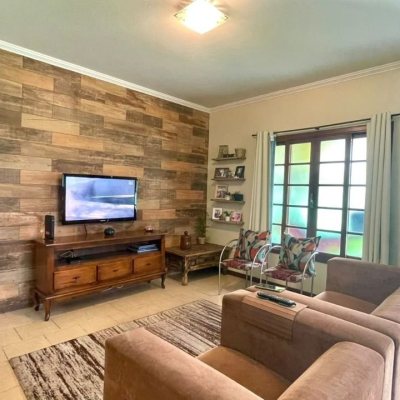 Casa Residencial com 340m², 3 quartos, 1 suíte, 3 garagens, no bairro Ingleses do Rio Vermelho em Florianópolis