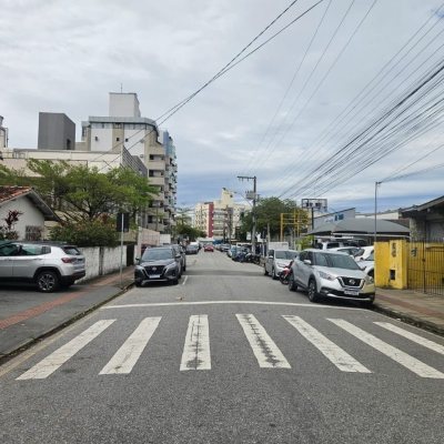 Casa Residencial/Comercial com 238m², no bairro Kobrasol em São José