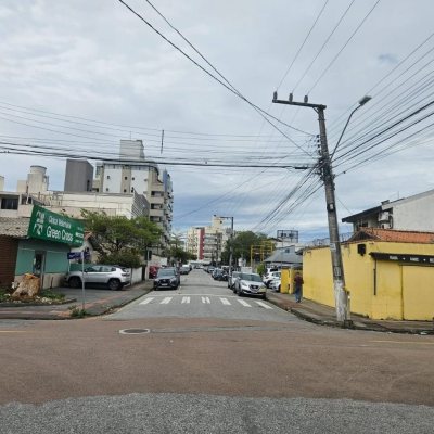 Casa Residencial/Comercial com 238m², no bairro Kobrasol em São José