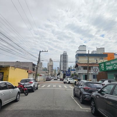 Casa Residencial/Comercial com 238m², no bairro Kobrasol em São José