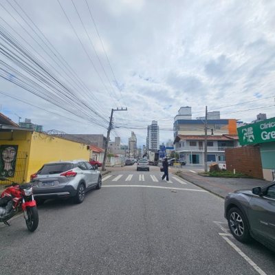 Casa Residencial/Comercial com 238m², no bairro Kobrasol em São José