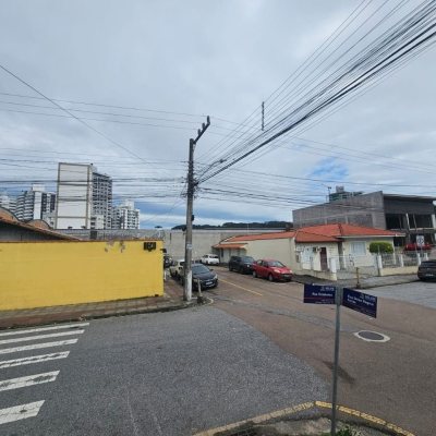 Casa Residencial/Comercial com 238m², no bairro Kobrasol em São José