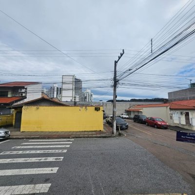 Casa Residencial/Comercial com 238m², no bairro Kobrasol em São José