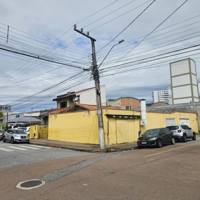 Casa Residencial/Comercial com 238m², no bairro Kobrasol em São José