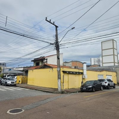 Casa Residencial/Comercial com 238m², no bairro Kobrasol em São José