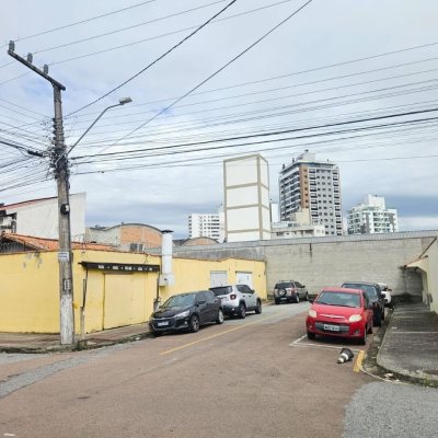 Casa Residencial/Comercial com 238m², no bairro Kobrasol em São José