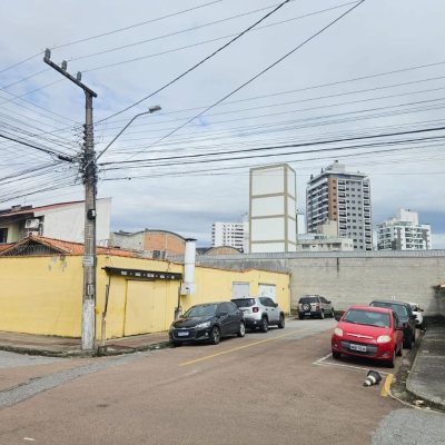Casa Residencial/Comercial com 238m², no bairro Kobrasol em São José