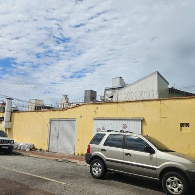 Casa Residencial/Comercial com 238m², no bairro Kobrasol em São José