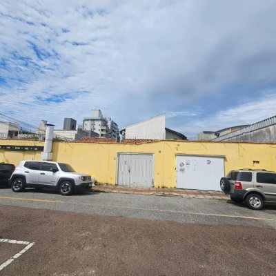 Casa Residencial/Comercial com 238m², no bairro Kobrasol em São José