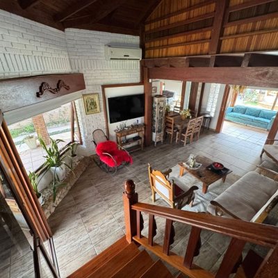 Casa Residencial com 280m², 4 quartos, 4 suítes, 3 garagens, no bairro Jurerê em Florianópolis