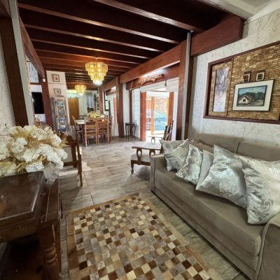 Casa Residencial com 280m², 4 quartos, 4 suítes, 3 garagens, no bairro Jurerê em Florianópolis