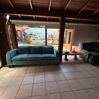 Casa Residencial com 280m², 4 quartos, 4 suítes, 3 garagens, no bairro Jurerê em Florianópolis