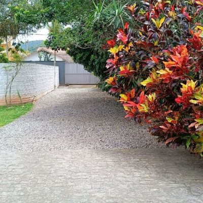 Casa Residencial com 90m², 4 quartos, 2 garagens, no bairro Rio Tavares em Florianópolis