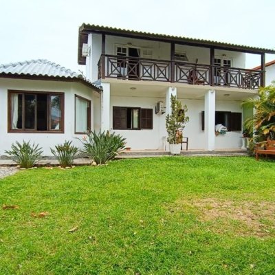 Casa Residencial com 90m², 4 quartos, 2 garagens, no bairro Rio Tavares em Florianópolis