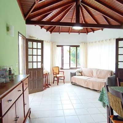 Casa Residencial com 90m², 4 quartos, 2 garagens, no bairro Rio Tavares em Florianópolis