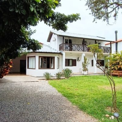 Casa Residencial com 90m², 4 quartos, 2 garagens, no bairro Rio Tavares em Florianópolis