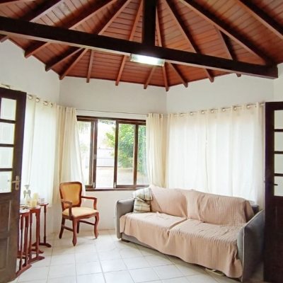 Casa Residencial com 90m², 4 quartos, 2 garagens, no bairro Rio Tavares em Florianópolis