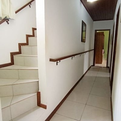 Casa Residencial com 90m², 4 quartos, 2 garagens, no bairro Rio Tavares em Florianópolis