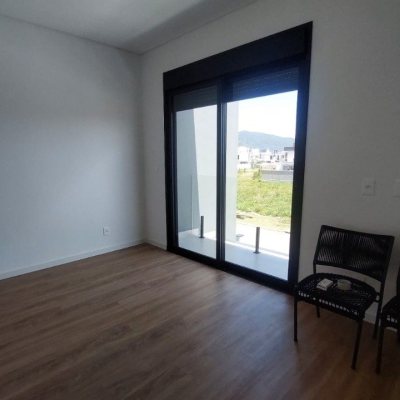 Casa Residencial com 170m², 4 quartos, 3 suítes, 2 garagens, no bairro Campeche em Florianópolis