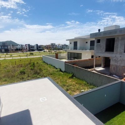 Casa Residencial com 170m², 4 quartos, 3 suítes, 2 garagens, no bairro Campeche em Florianópolis