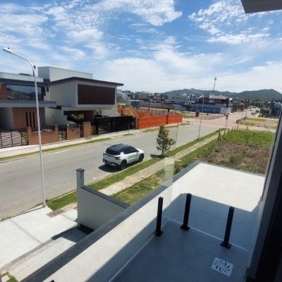 Casa Residencial com 170m², 4 quartos, 3 suítes, 2 garagens, no bairro Campeche em Florianópolis